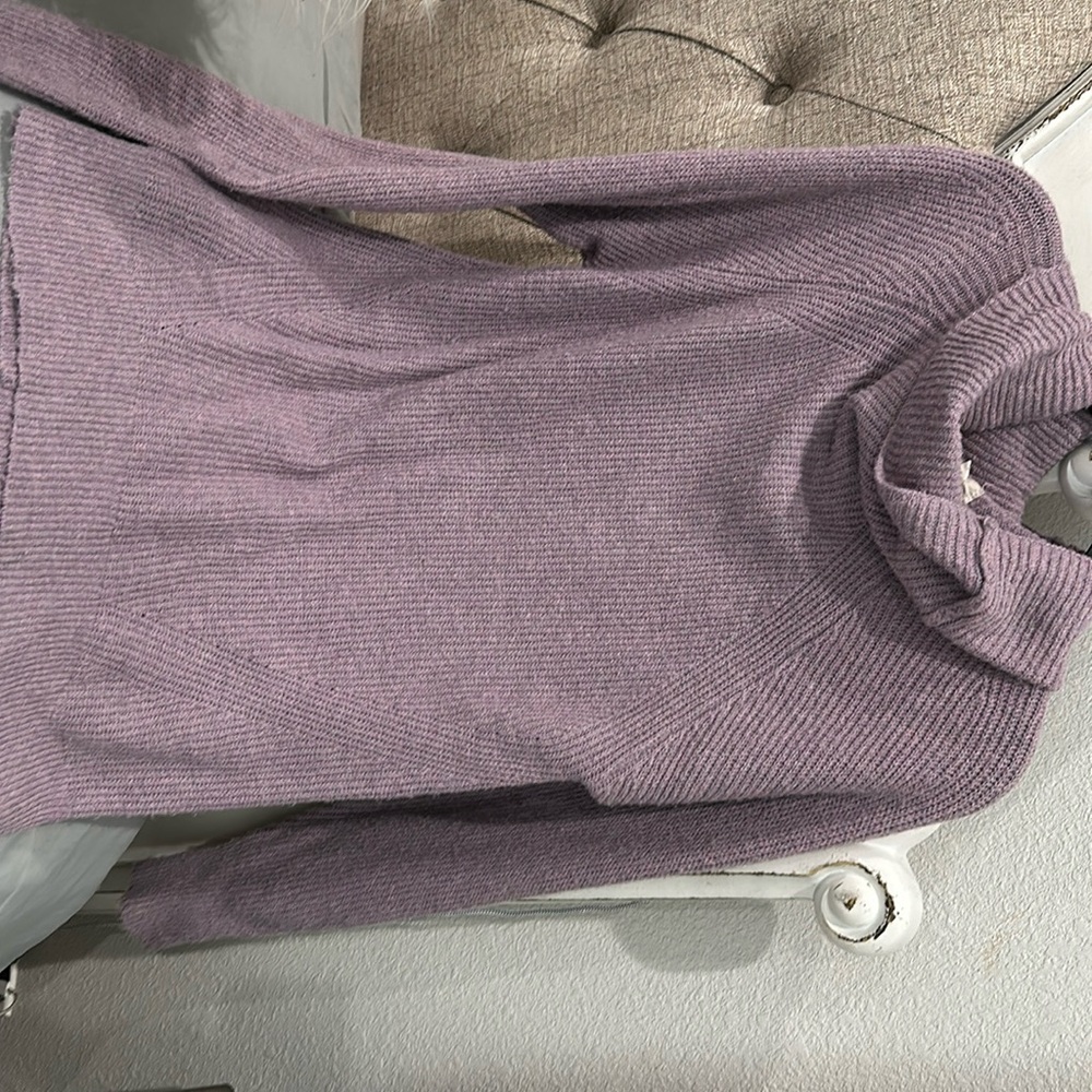 Ladies Sweater
Size Medium